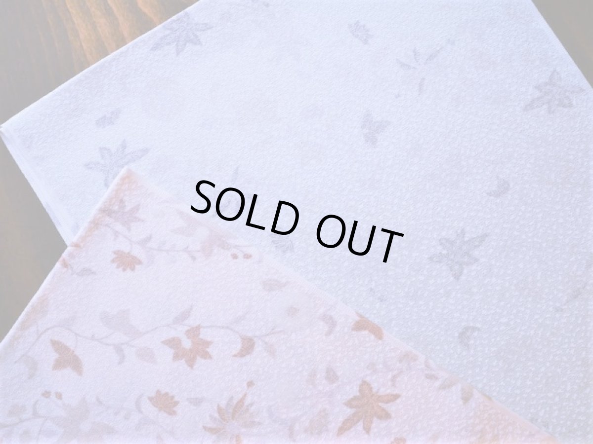 左：2.orange 右：3.greyish green