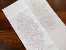 kaonn-日音衣-　オリジナル　刺繍半衿　左は白地×銀刺繍のwhite×silver