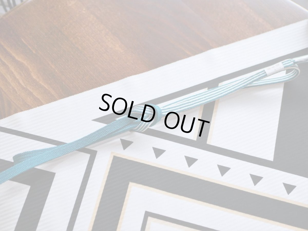 お腹を時計回りに巻いた場合見える柄　正絹手染め名古屋帯　白地　GOLD FLASH