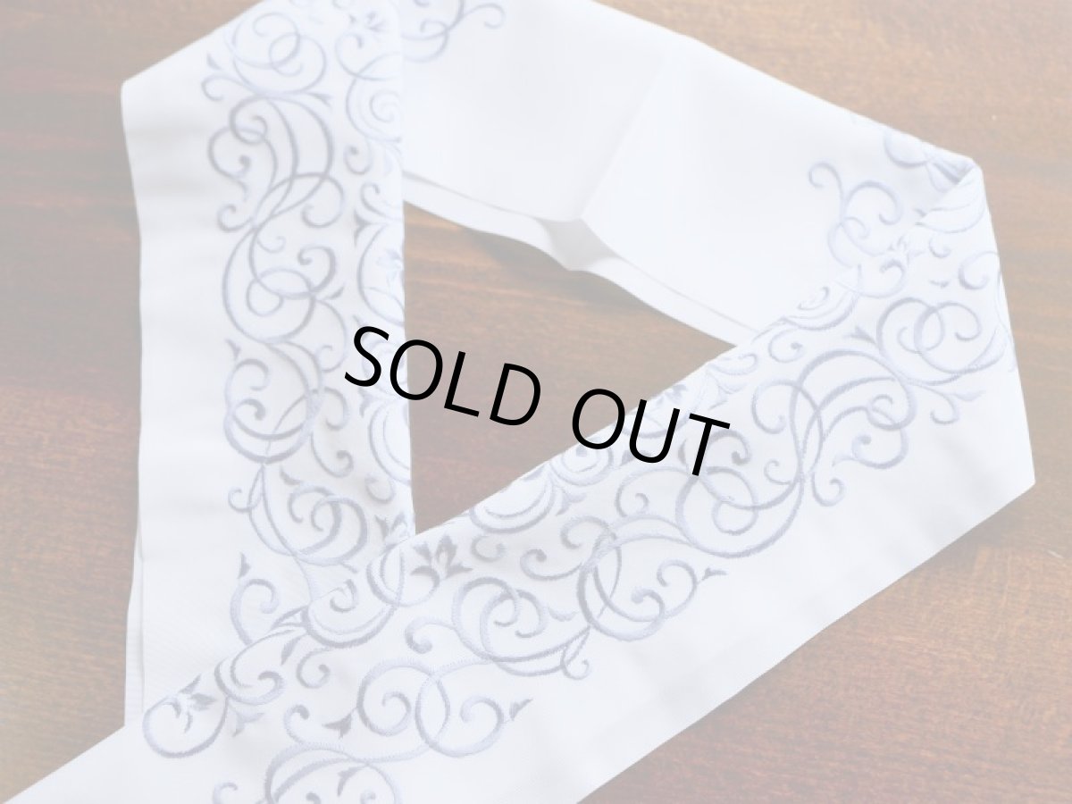 ブルーグレー　刺繍半衿　ポリエステル　唐草