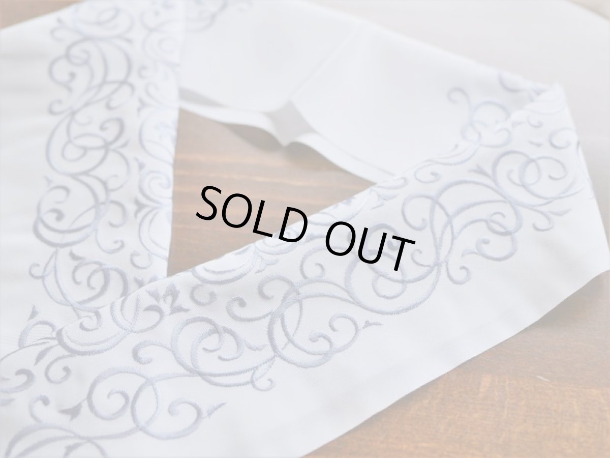 ブルーグレー　刺繍半衿　ポリエステル　唐草