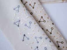 色比較：　左）2.グレージュ×ブルーグレー　右）1.ベージュ×ブラウン　手刺繍　正絹　半衿　トライアングル
