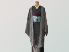 画像1: お仕立て上がり正絹 羽織 レディース　単衣　黒×ベージュ縞 (1)