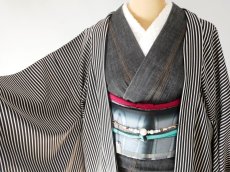 画像4: お仕立て上がり正絹 羽織 レディース　単衣　黒×ベージュ縞 (4)